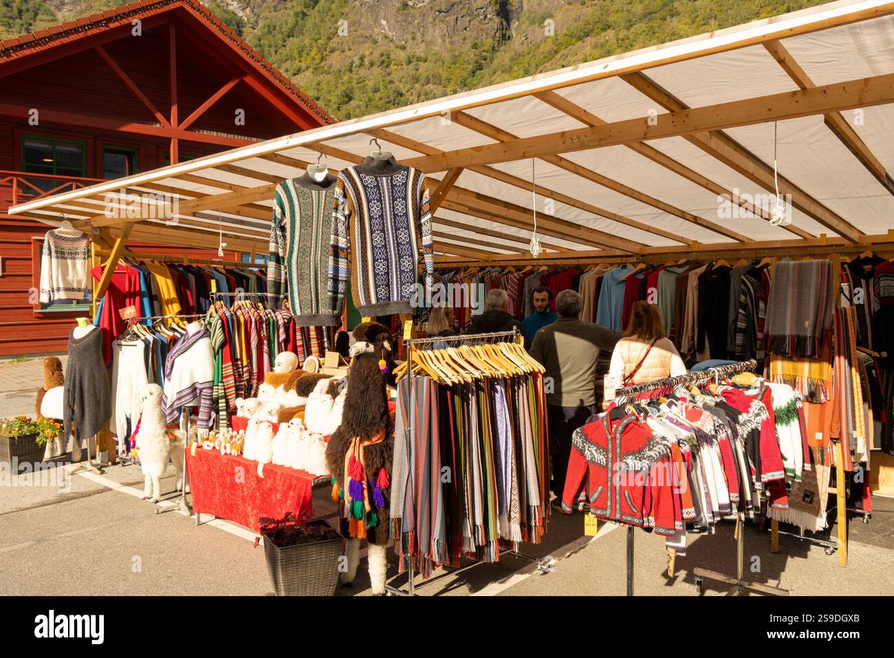 Stand de marché vendant des vêtements chauds norvégiens et des pulls dans le village norvégien de Flam, Norvège, Europe, 2024 Banque D'Images