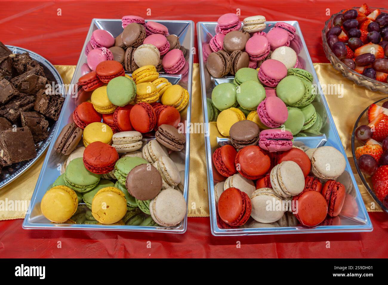 Macarons français servis dans un plat de service à un buffet libre-service Banque D'Images