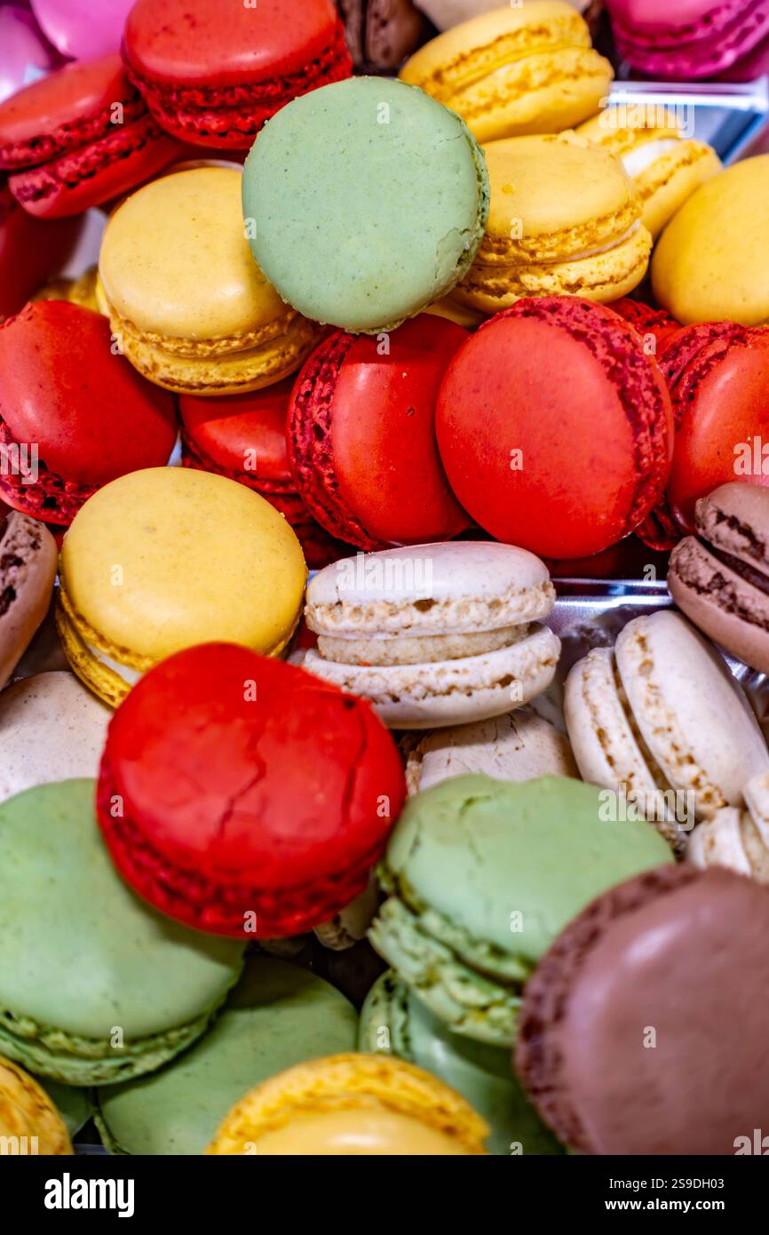 Macarons français servis dans un plat de service à un buffet libre-service Banque D'Images