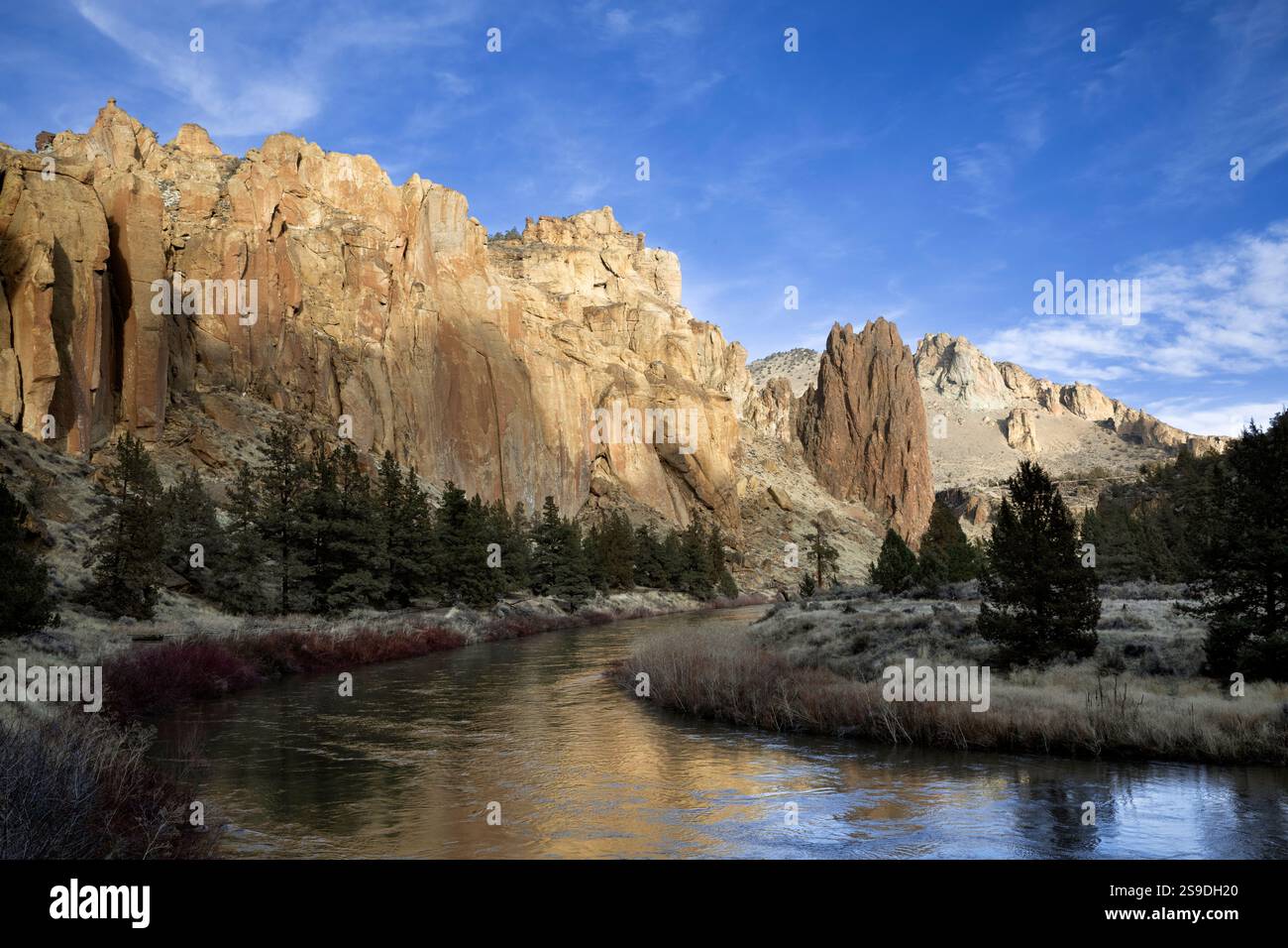 OR03010-00....OREGON - la rivière Crooked et la paroi rocheuse du parc d'État Smith Rock vue depuis le River Trail. . Banque D'Images