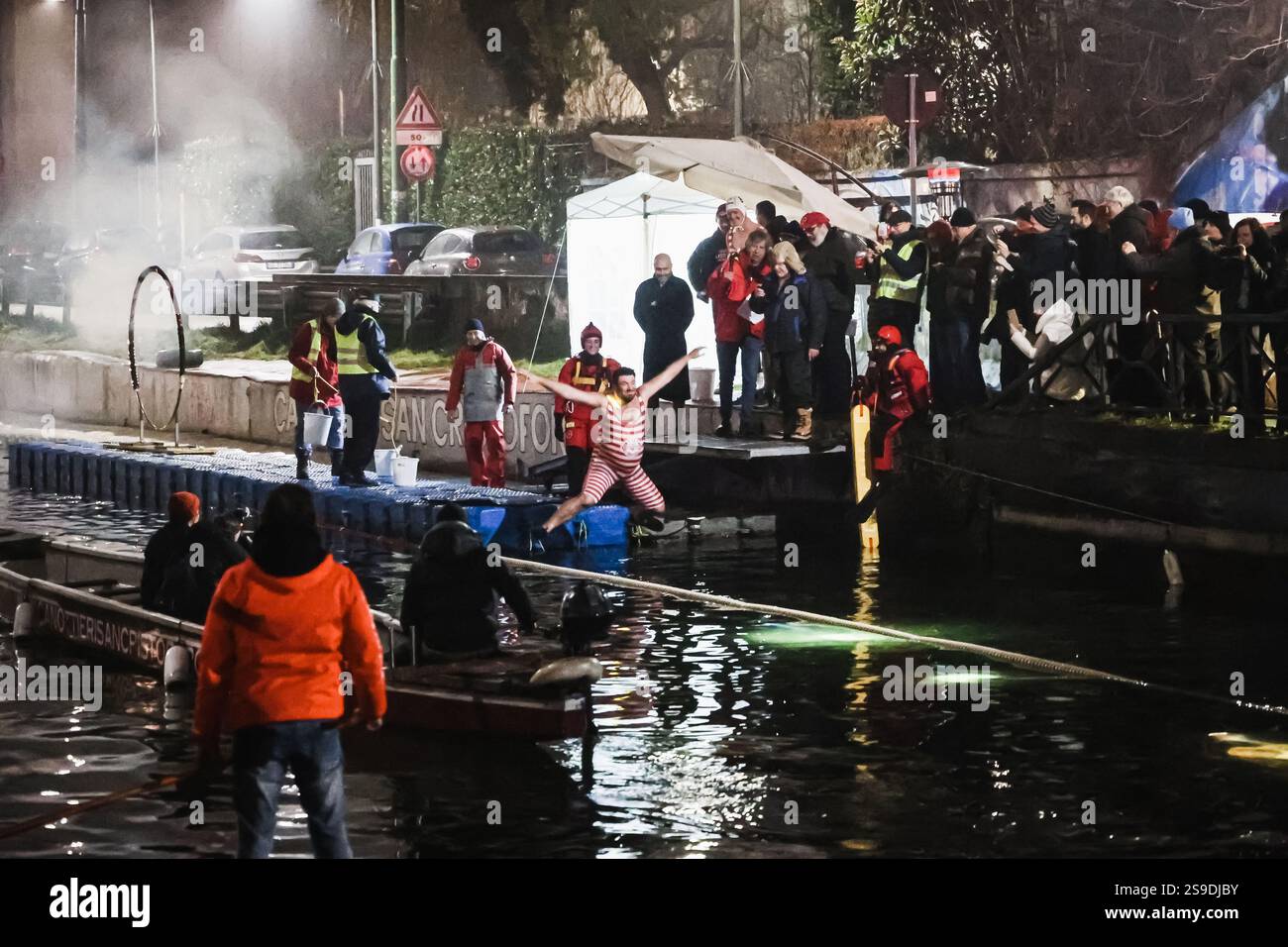 Milan, la baignade nocturne historique du Cimento Invernale organisée par Canottieri San Cristoforo dans les eaux glacées du Naviglio Grande à minuit 130 ans après la première édition et après une pause de 4 ans en raison du Covid. Sur la photo : un moment de la plongée dans le canal Banque D'Images