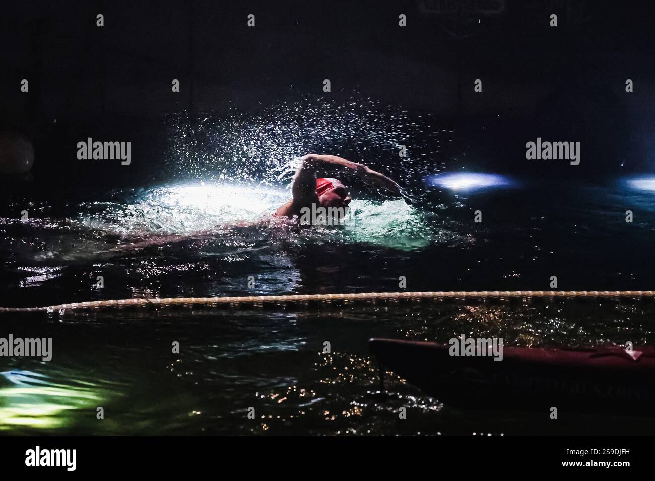 Milan, la baignade nocturne historique du Cimento Invernale organisée par Canottieri San Cristoforo dans les eaux glacées du Naviglio Grande à minuit 130 ans après la première édition et après une pause de 4 ans en raison du Covid. Sur la photo : un moment de la plongée dans le canal Banque D'Images