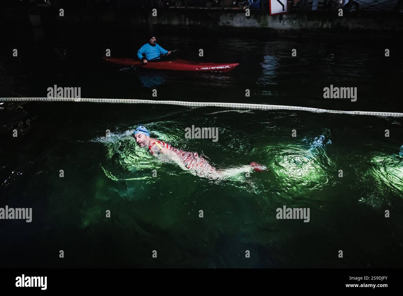 Milan, la baignade nocturne historique du Cimento Invernale organisée par Canottieri San Cristoforo dans les eaux glacées du Naviglio Grande à minuit 130 ans après la première édition et après une pause de 4 ans en raison du Covid. Sur la photo : un moment de la plongée dans le canal Banque D'Images