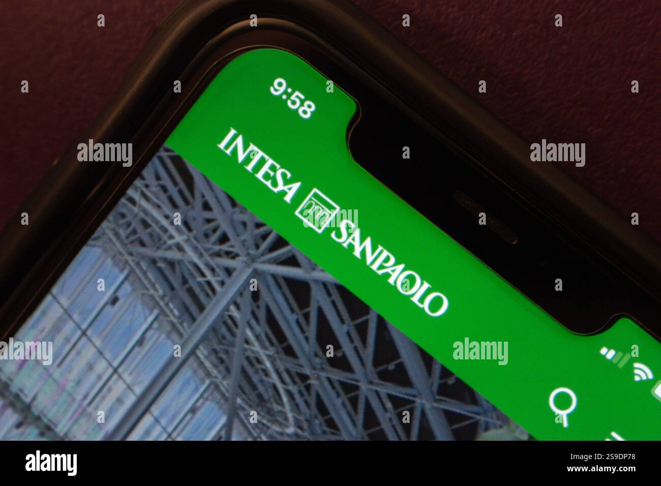 Le site Web d'Intesa Sanpaolo est affiché sur un iPhone. Intesa Sanpaolo est un groupe bancaire italien et une institution financière majeure en Europe. Banque D'Images