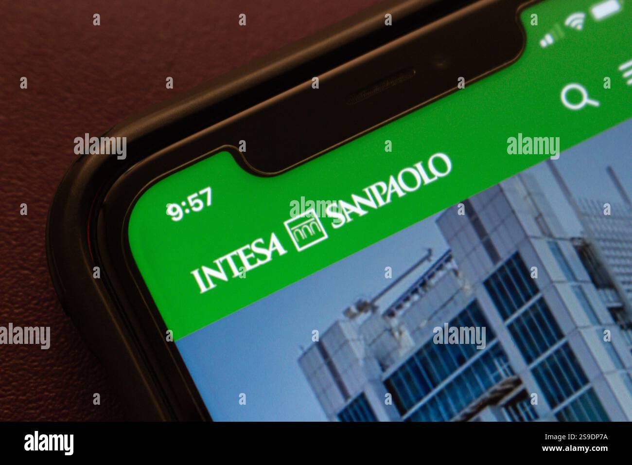 Le site Web d'Intesa Sanpaolo est affiché sur un iPhone. Intesa Sanpaolo est un groupe bancaire italien et une institution financière majeure en Europe. Banque D'Images