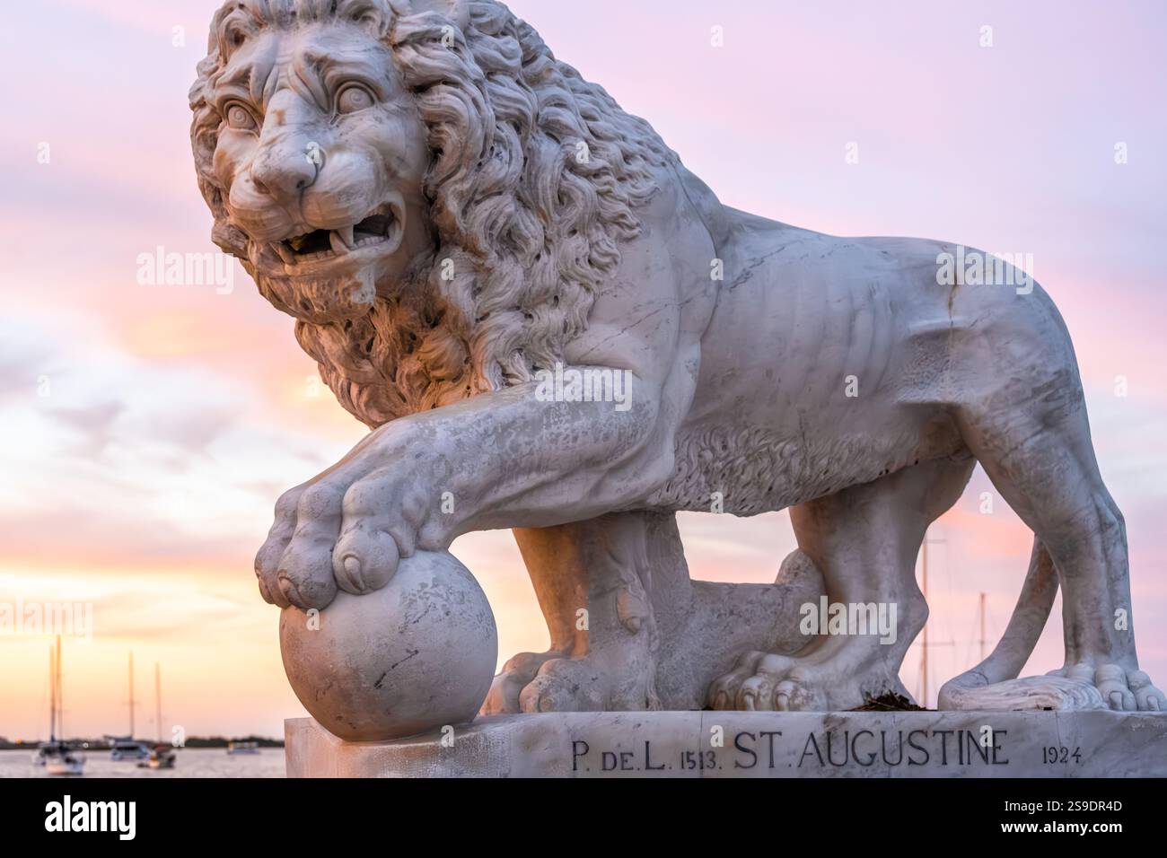 Statue de lion en marbre blanc de Carrare à la base de l'historique Pont des Lions sur le complexe Augustine, Floride, front de mer au coucher du soleil. (ÉTATS-UNIS) Banque D'Images