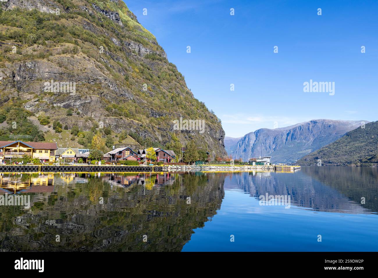 Norvège, Aurlandsfjord un bras du Sognefjord avec le village norvégien de Flam avec ses magasins, magasins et port, Norvège, Europe, 2024 Banque D'Images
