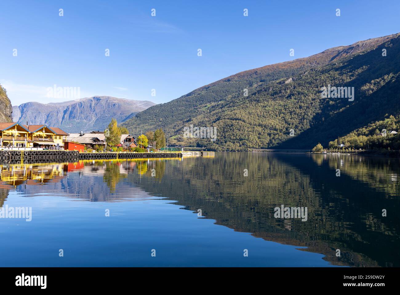Norvège, Aurlandsfjord un bras du Sognefjord avec le village norvégien de Flam avec ses magasins, magasins et port, Norvège, Europe, 2024 Banque D'Images