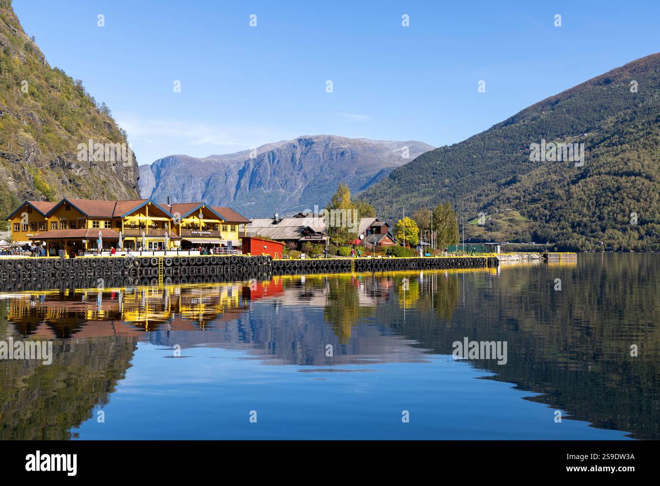 Norvège, Aurlandsfjord un bras du Sognefjord avec le village norvégien de Flam avec ses magasins, magasins et port, Norvège, Europe, 2024 Banque D'Images