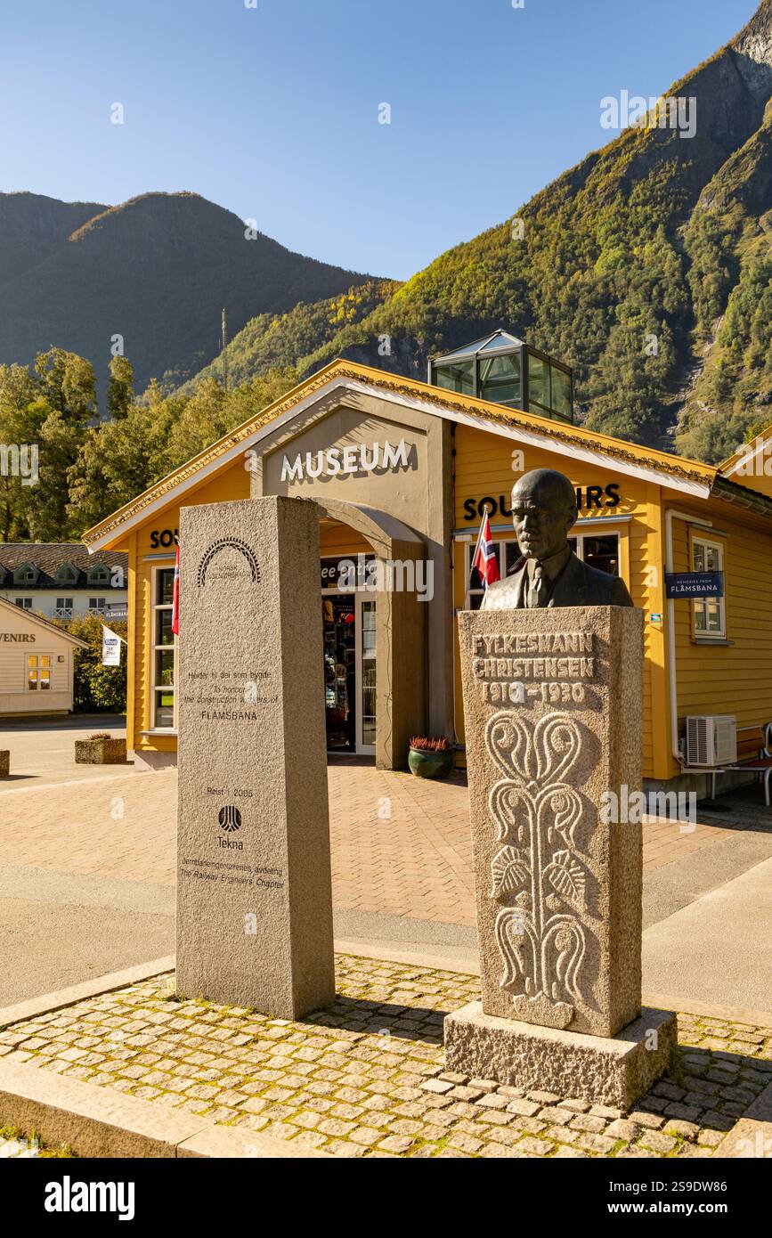 Musée du chemin de fer FLAM avec buste de statue mémorial du fondateur du chemin de fer Ingolf Christensen, centre du village de Flam, Norvège, Europe, 2024 Banque D'Images