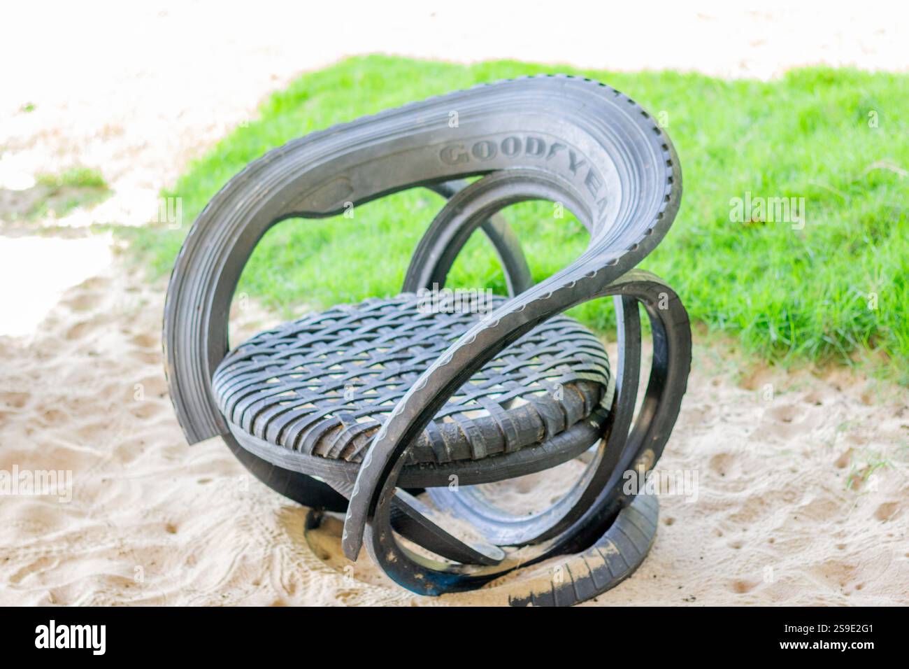 Chaise en caoutchouc fabriquée à partir de pneus de véhicules jetés comme forme de recyclage dans un complexe local à Palawan Philippines Banque D'Images