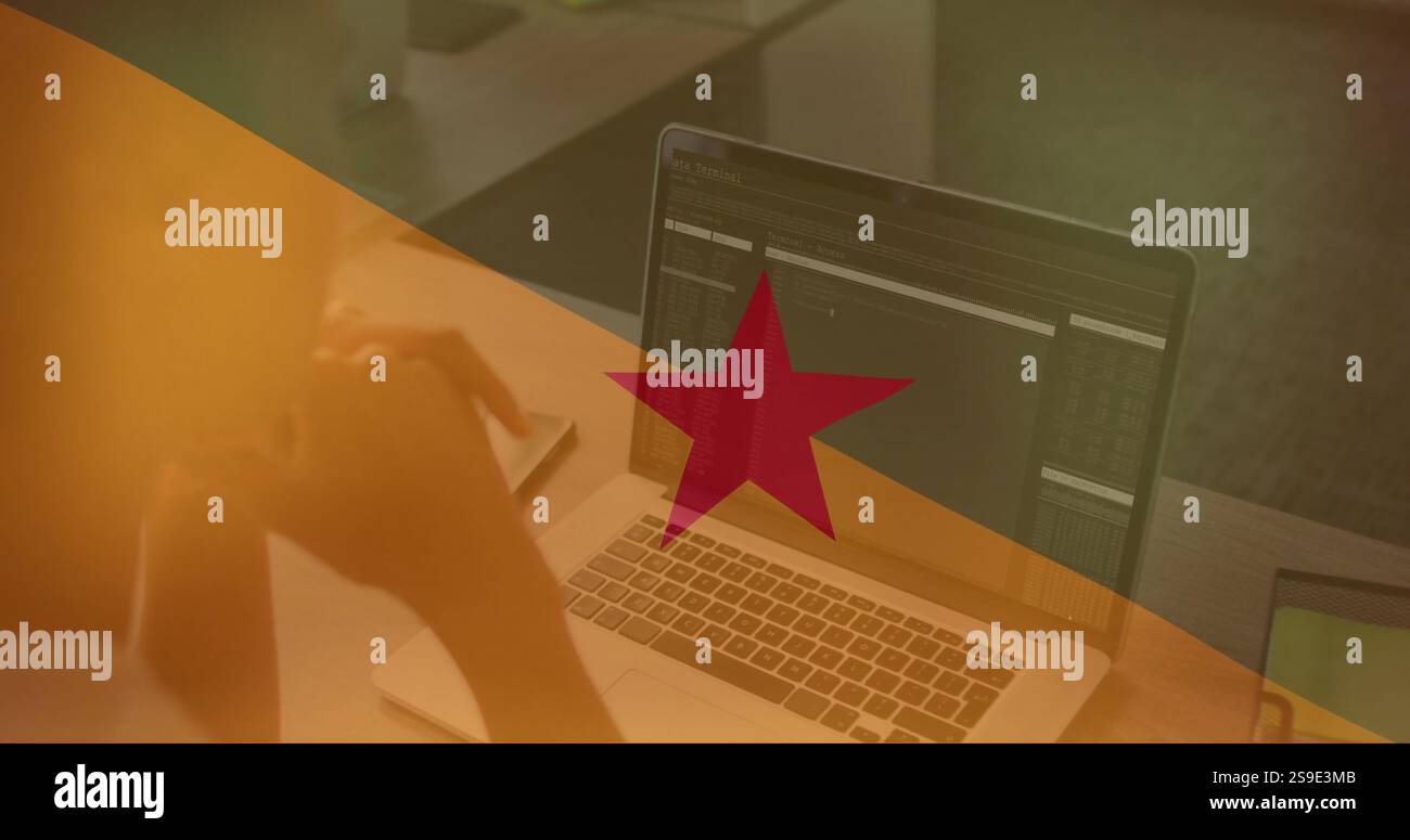 Personne travaillant sur un ordinateur portable avec l'image de codage sur le drapeau de la guyane française Banque D'Images