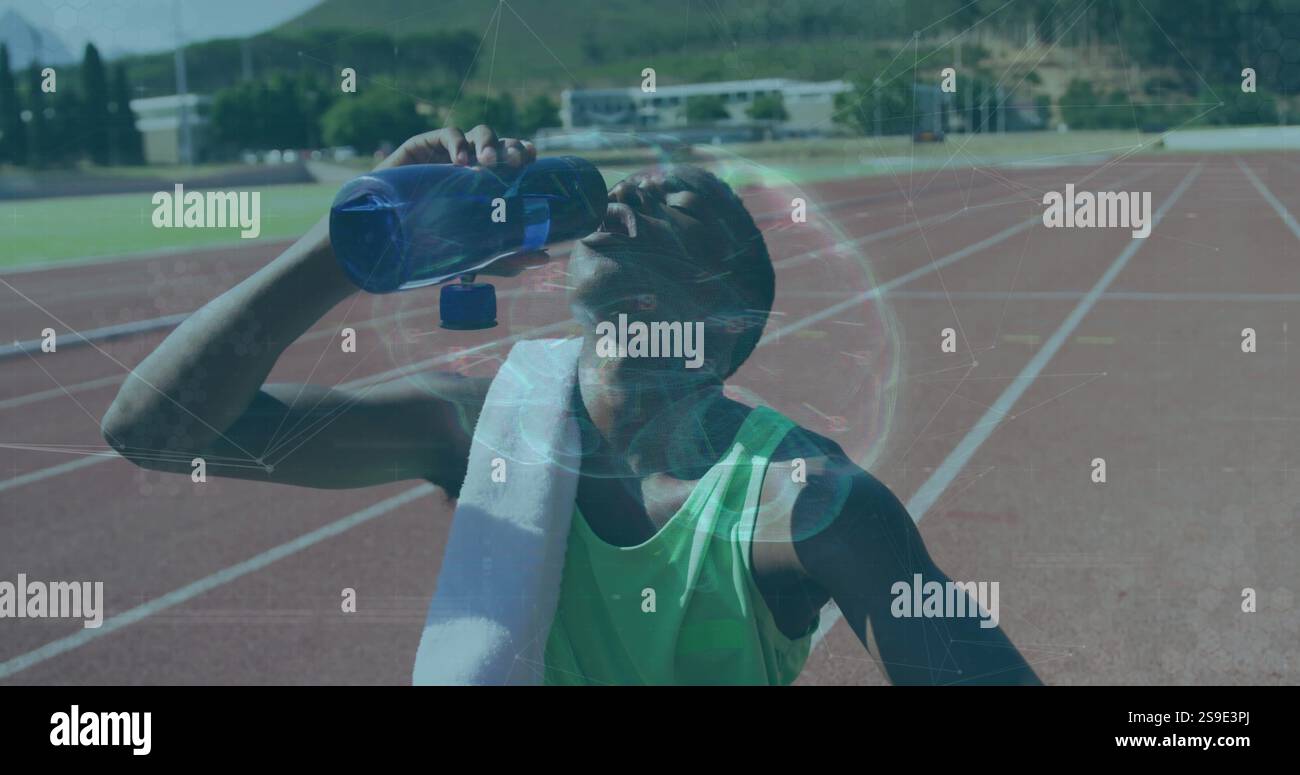Eau potable et repos, athlète sur piste avec des connexions réseau image Banque D'Images