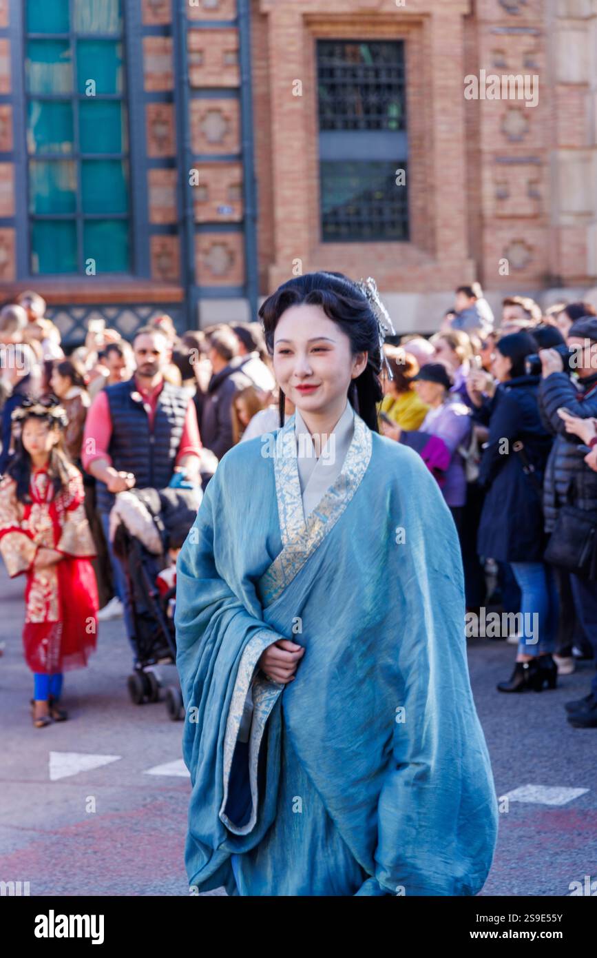 Barcelone - Espagne, 25 janvier 2025 : défilé plein de costumes traditionnels chinois et de fierté culturelle pour la nouvelle année Banque D'Images
