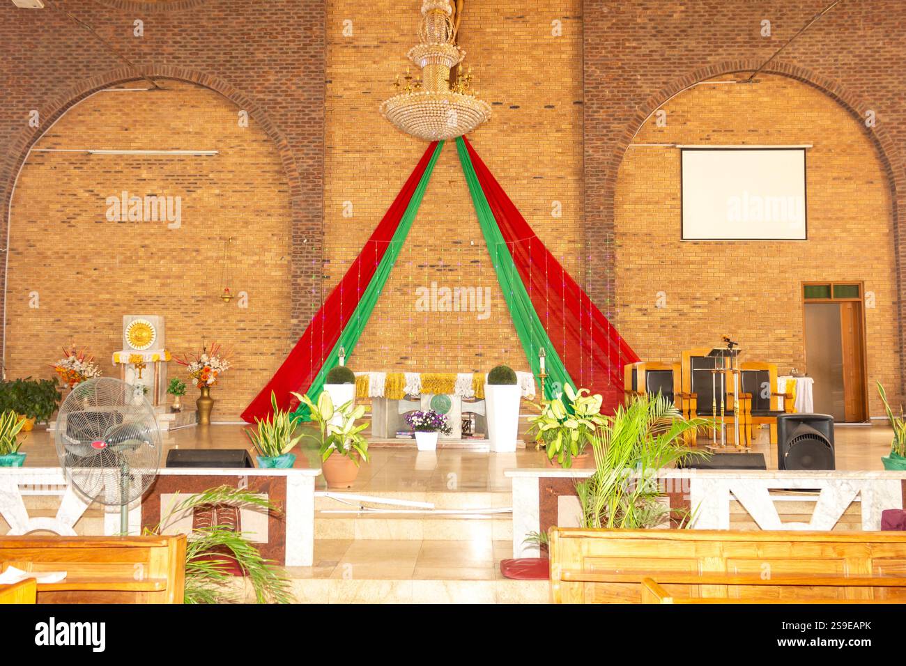 Vue rapprochée de la chaire à l'église catholique Holy Trinity, Independence Layout, Enugu, Nigeria – détail de l'intérieur religieux dans le lieu de culte catholique Banque D'Images