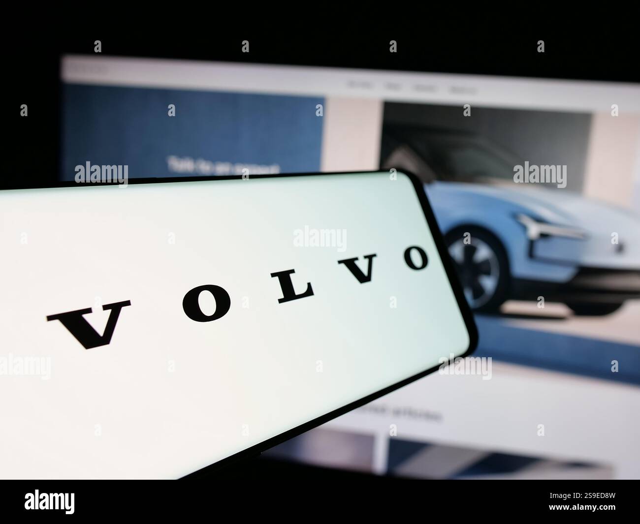 25 octobre 2024, Allemagne : dans cette illustration photo, un smartphone avec le logo de la société automobile suédoise Volvo car AB est vu sur l'écran devant le site Web de l'entreprise. (Crédit image : © timon Schneider/SOPA images via ZUMA Press Wire) USAGE ÉDITORIAL SEULEMENT ! Non destiné à UN USAGE commercial ! Banque D'Images