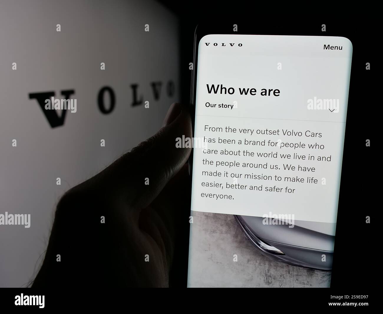 25 octobre 2024, Allemagne : dans cette illustration photo, une personne tient un téléphone portable avec la page Web de la société automobile suédoise Volvo car AB sur l'écran devant le logo. (Crédit image : © timon Schneider/SOPA images via ZUMA Press Wire) USAGE ÉDITORIAL SEULEMENT ! Non destiné à UN USAGE commercial ! Banque D'Images