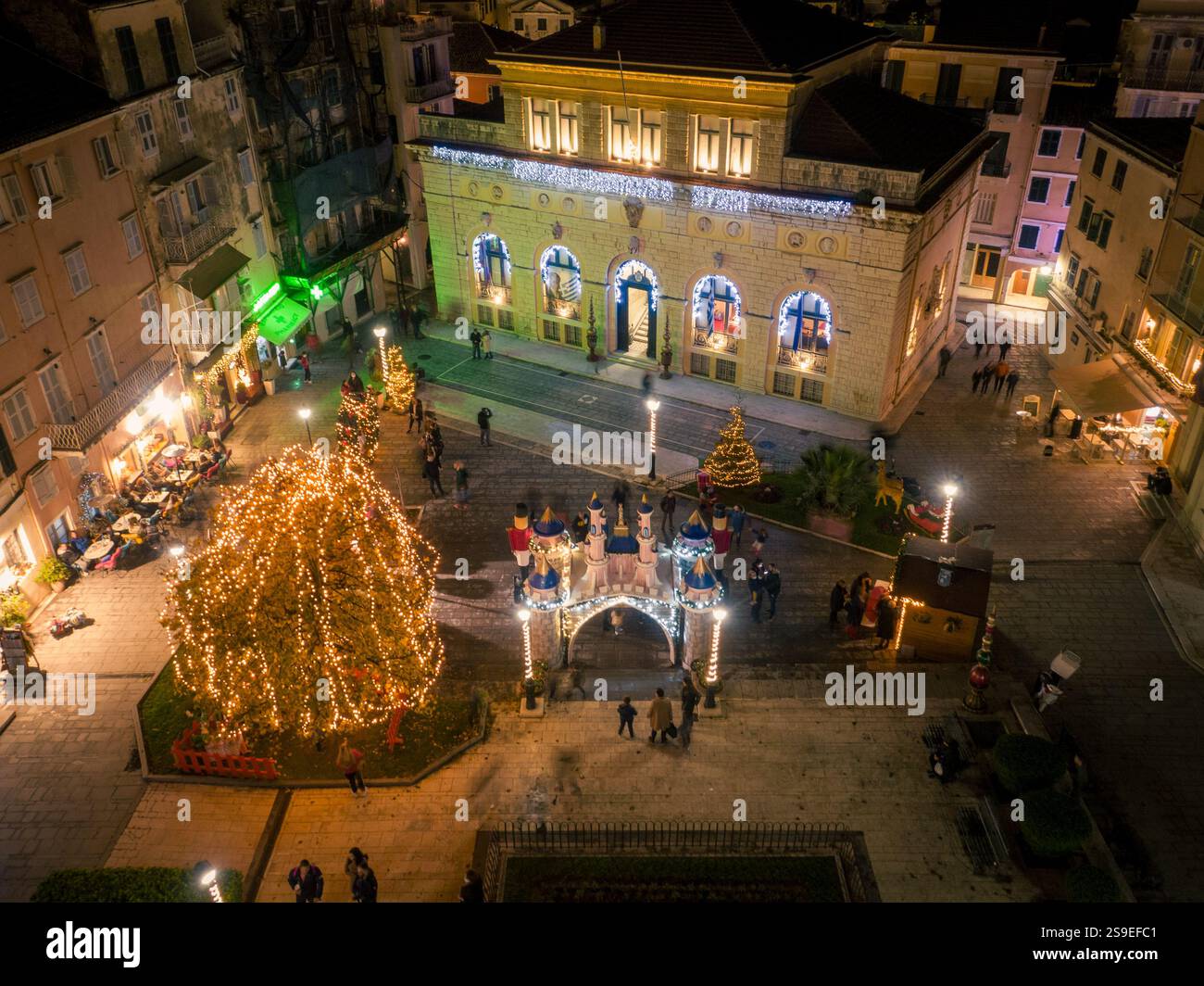 Une vue aérienne d'une place de ville décorée pour les vacances. Banque D'Images