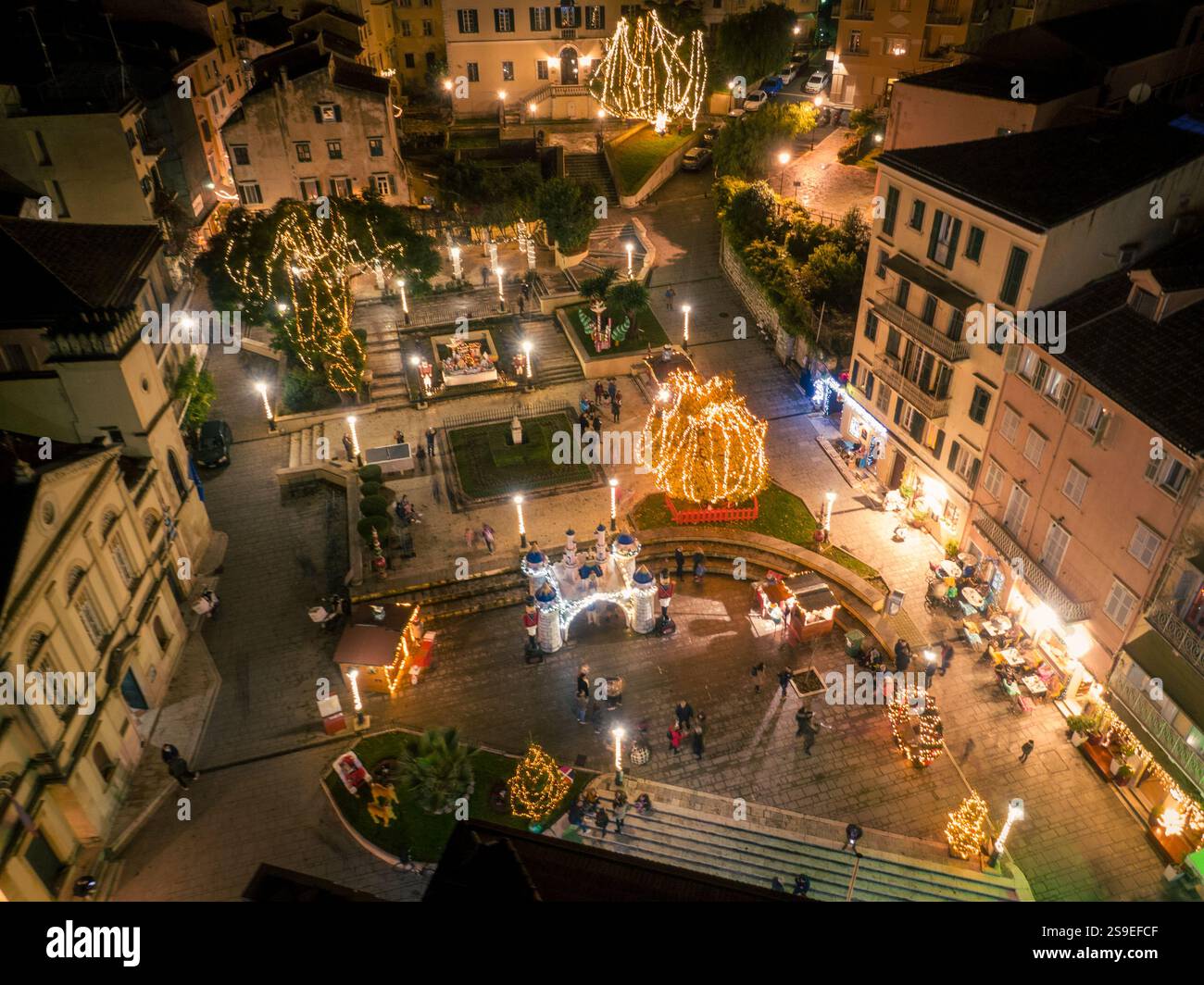 Vue aérienne d'une place de la ville décorée de lumières de Noël. Banque D'Images
