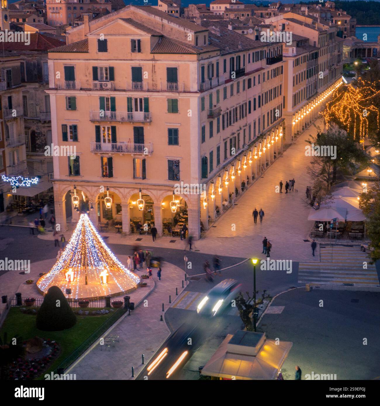 corfou, corfou, Grèce. 04 décembre 2021 : le Liston de la ville de Corfou illuminé pour Noël Banque D'Images