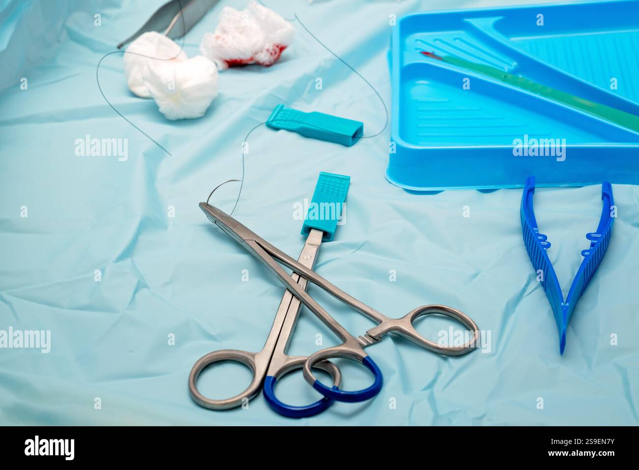Instruments chirurgicaux de plateau suture point, pratique générale australienne, clinique médicale de médecin généraliste, chirurgie d'excision de cancer de la peau, soins de santé primaires Banque D'Images