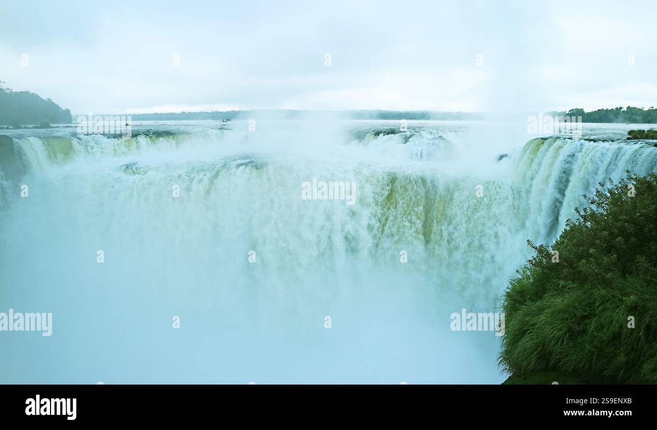 Incroyable gorge du diable des chutes d'Iguazu côté argentin, parc national d'Iguazu, Argentine, Amérique du Sud Banque D'Images