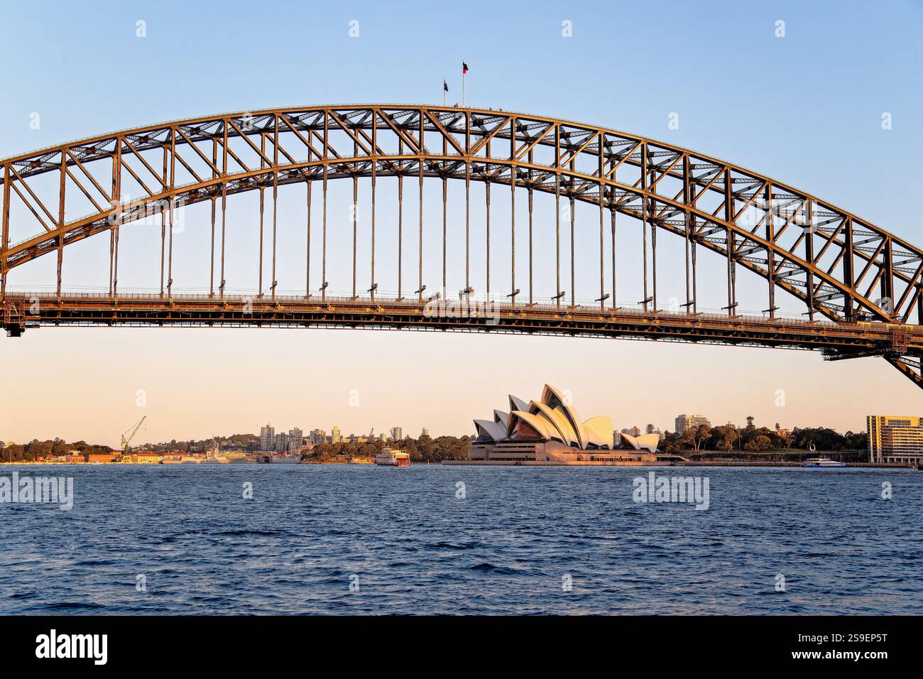 Sydney Harbour Bridge et Opera House coucher de soleil en soirée, architecture emblématique, destination touristique de voyage Banque D'Images