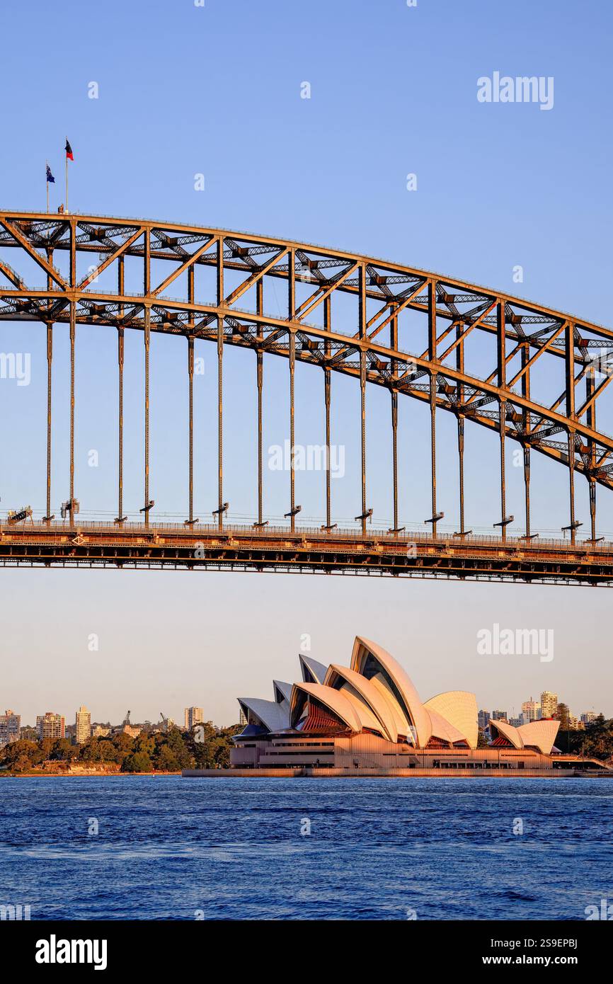 Sydney Harbour Bridge et Opera House coucher de soleil en soirée, architecture emblématique, destination touristique de voyage Banque D'Images