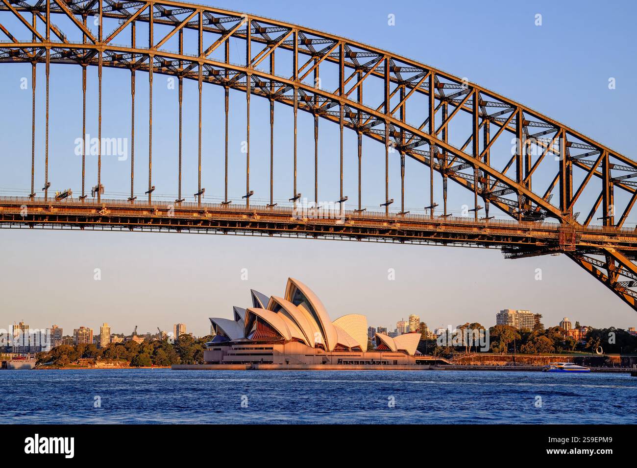 Sydney Harbour Bridge et Opera House coucher de soleil en soirée, architecture emblématique, destination touristique de voyage Banque D'Images