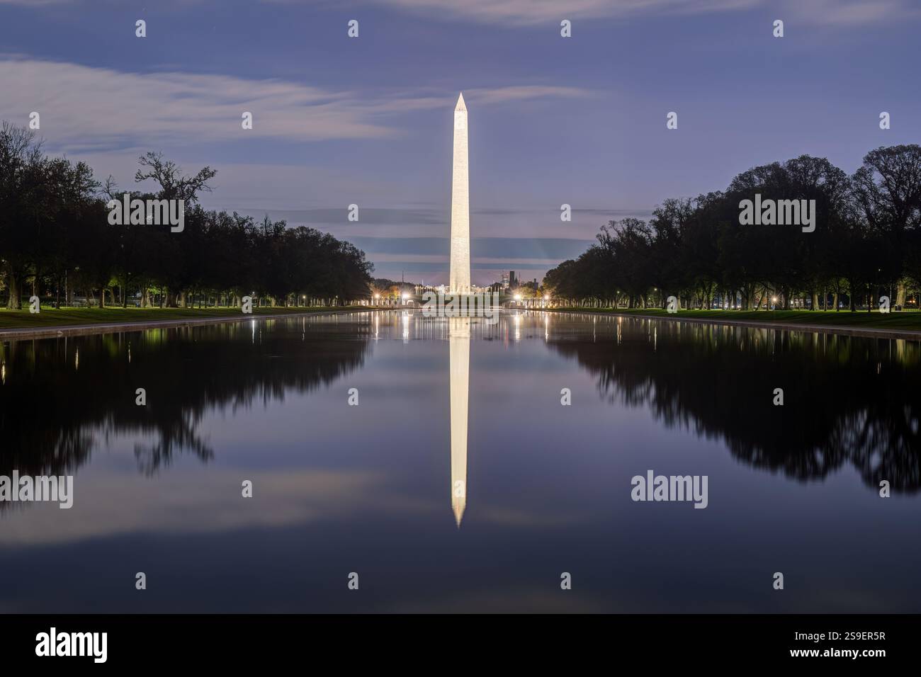Le Washington Monument au crépuscule se reflète dans le célèbre bassin réfléchissant Banque D'Images