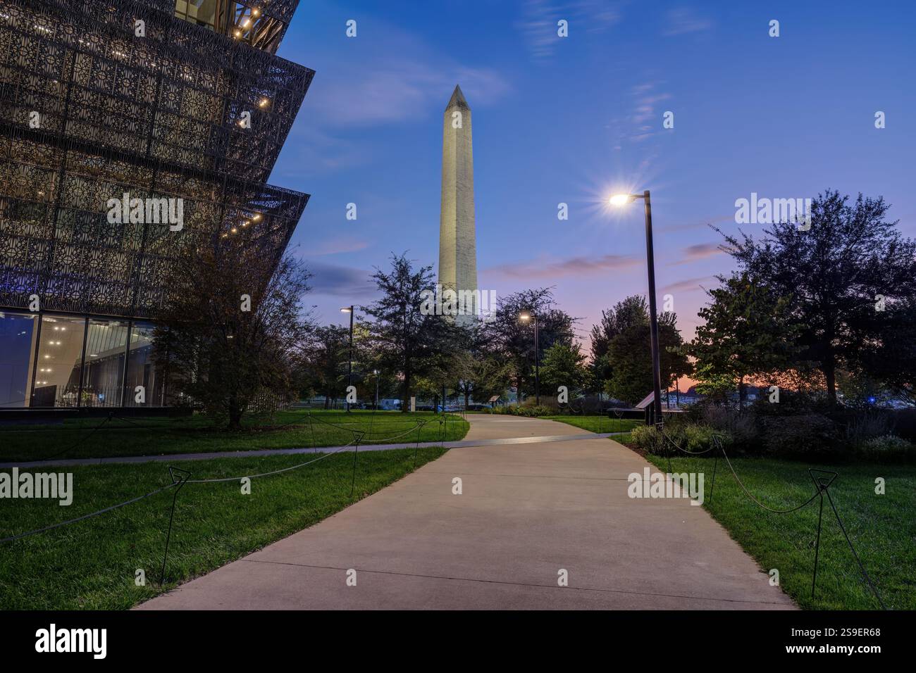 Le Washington Monument au crépuscule avec la façade du Musée national d'histoire et de culture afro-américaine Banque D'Images