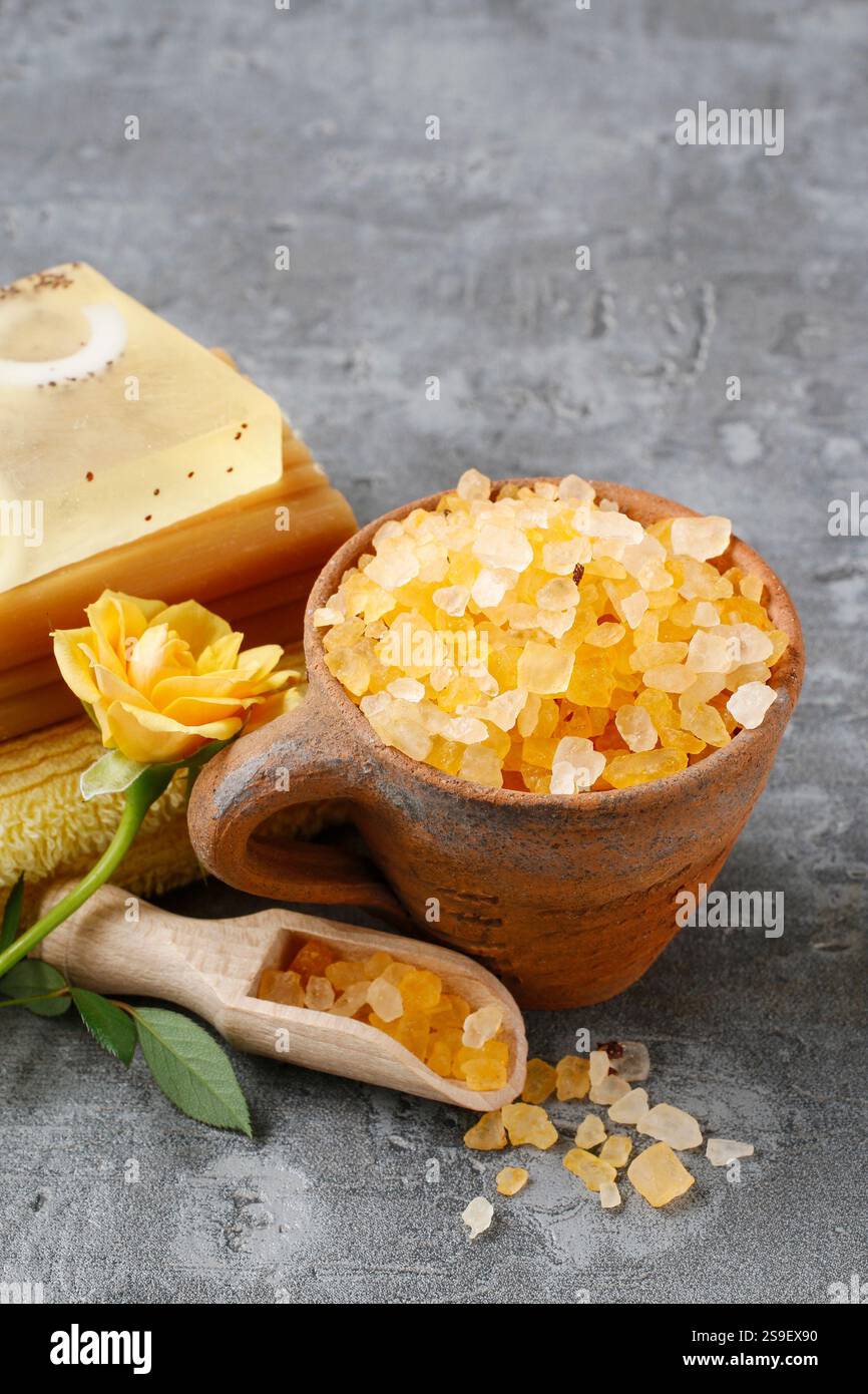 Pot de sel de mer jaune. Heure du spa Banque D'Images