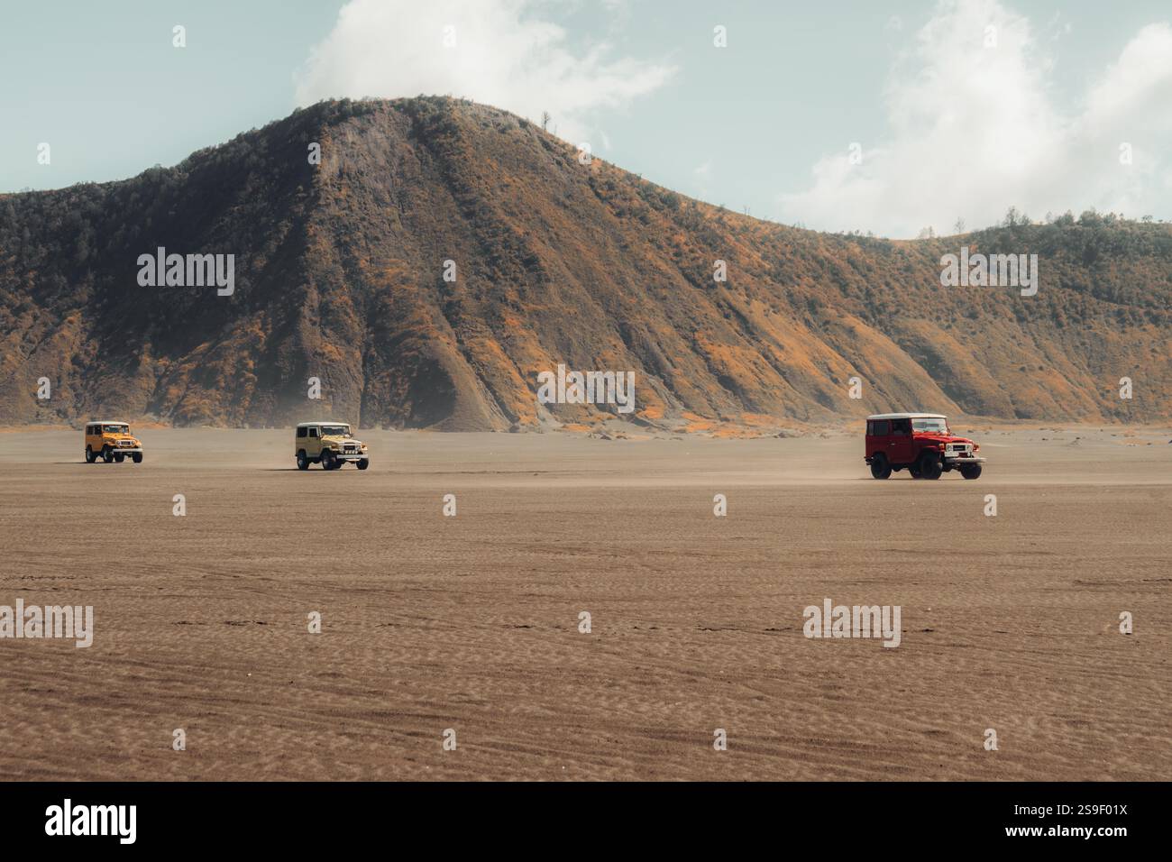 Jeep 4x4 avec belle vue dans le désert, bromo Sand Sea, bromo Tengger Semeru National Park, Java est, Indonésie. Banque D'Images