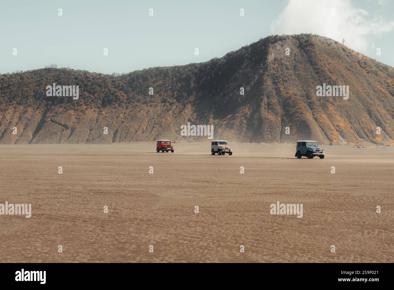 Jeep 4x4 avec belle vue dans le désert, bromo Sand Sea, bromo Tengger Semeru National Park, Java est, Indonésie. Banque D'Images