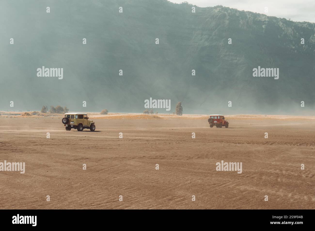 Jeep 4x4 avec belle vue dans le désert, bromo Sand Sea, bromo Tengger Semeru National Park, Java est, Indonésie. Banque D'Images
