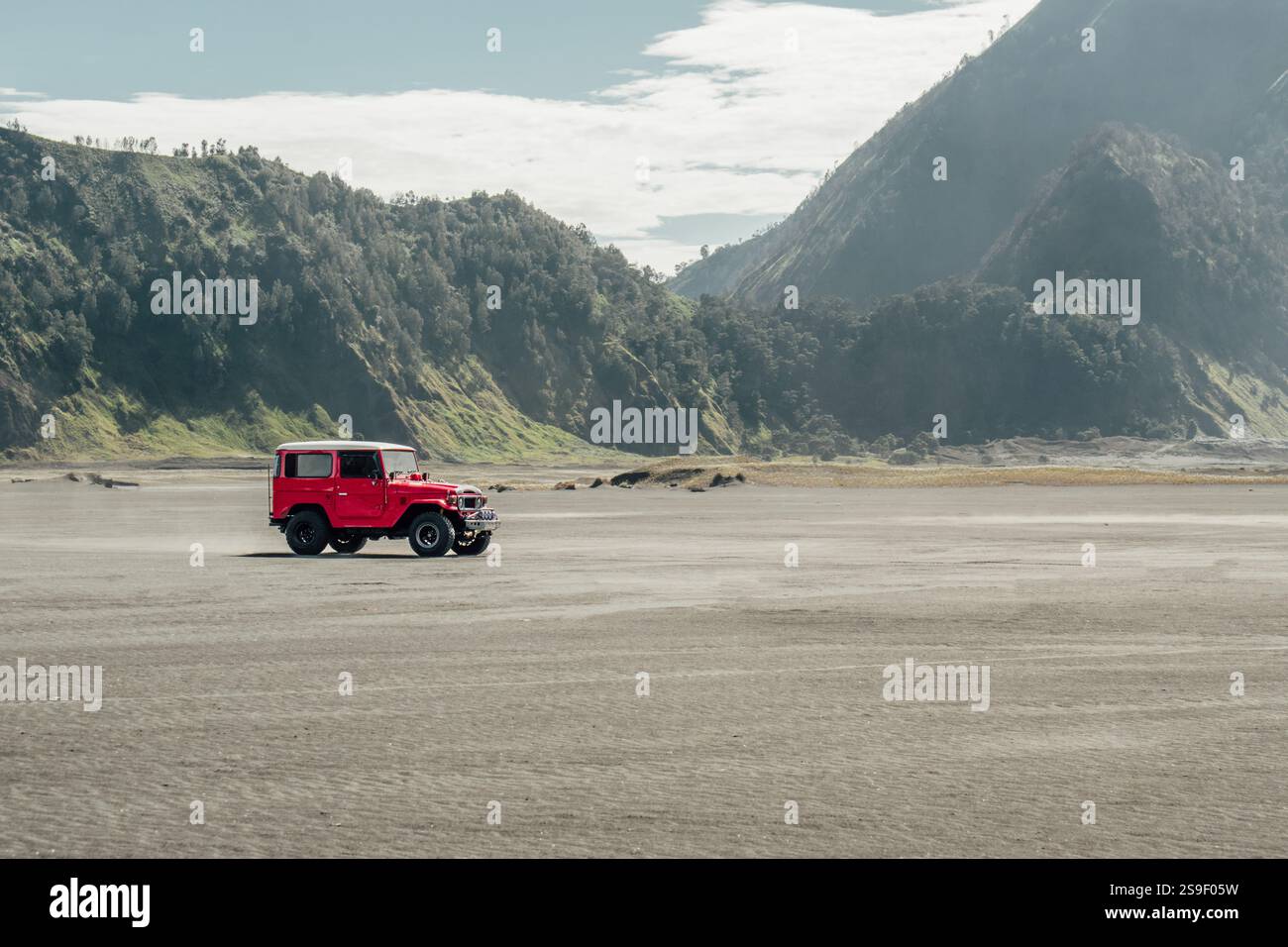 Jeep 4x4 avec belle vue dans le désert, bromo Sand Sea, bromo Tengger Semeru National Park, Java est, Indonésie. Banque D'Images