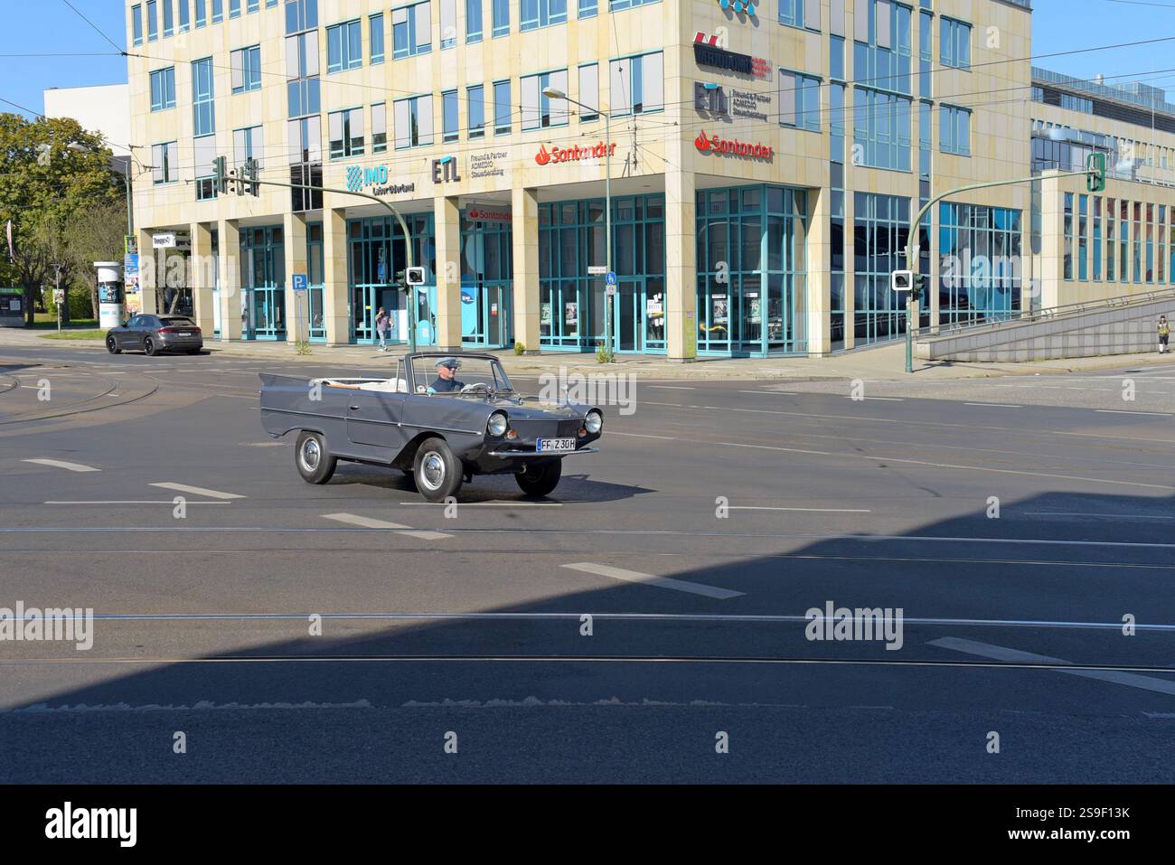 Une voiture amphibie classique Amphicar modèle 770 conduite dans les rues de Francfort (Oder), Allemagne, septembre 2024 Banque D'Images