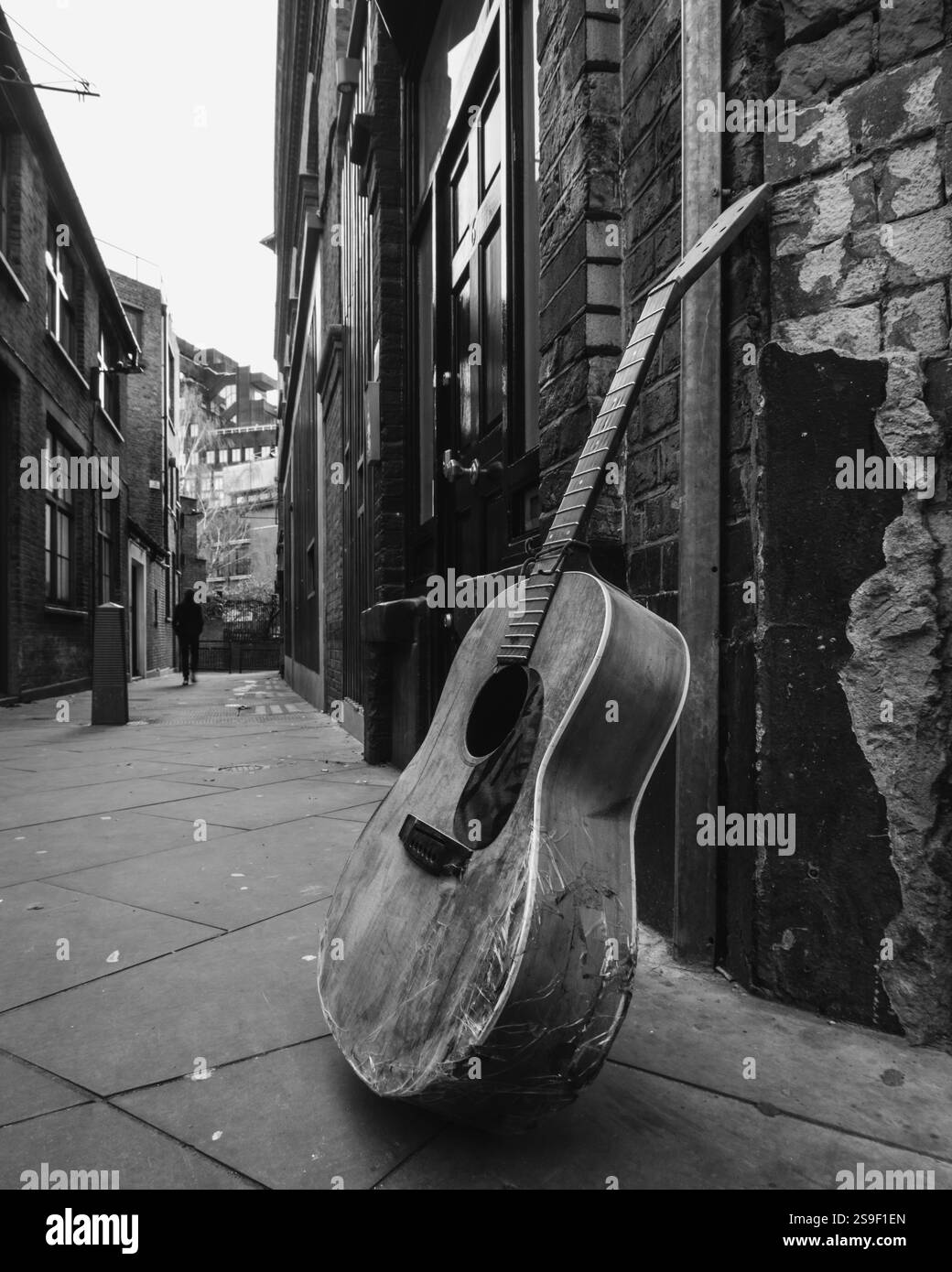 Une guitare solitaire cassée au bord d'une rue à Londres. Banque D'Images