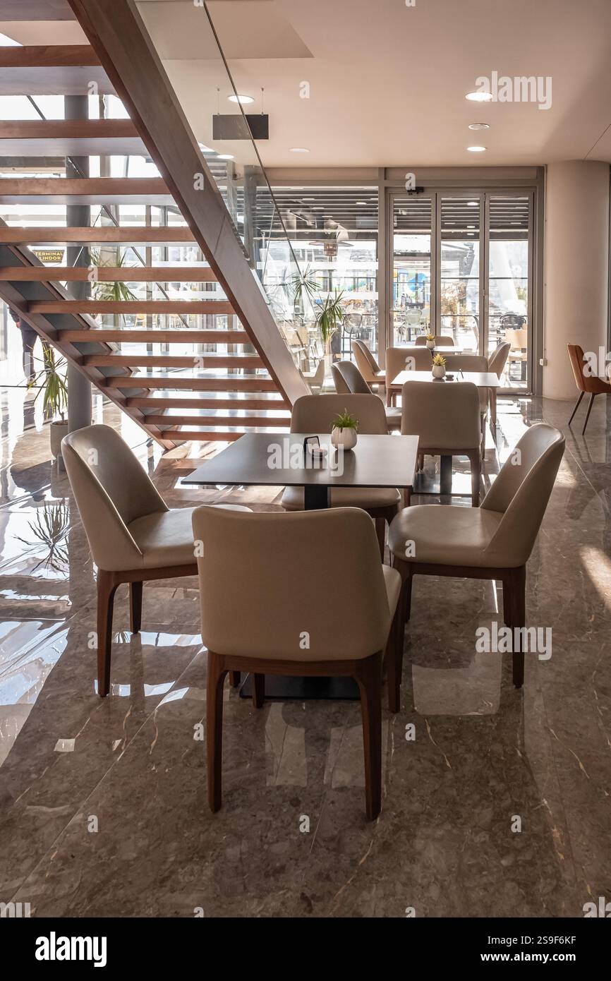 Intérieur moderne confortable de café. Le design intérieur d'un restaurant moderne élégant. La salle à manger avec des meubles contemporains élégants tables et chaises. Non Banque D'Images