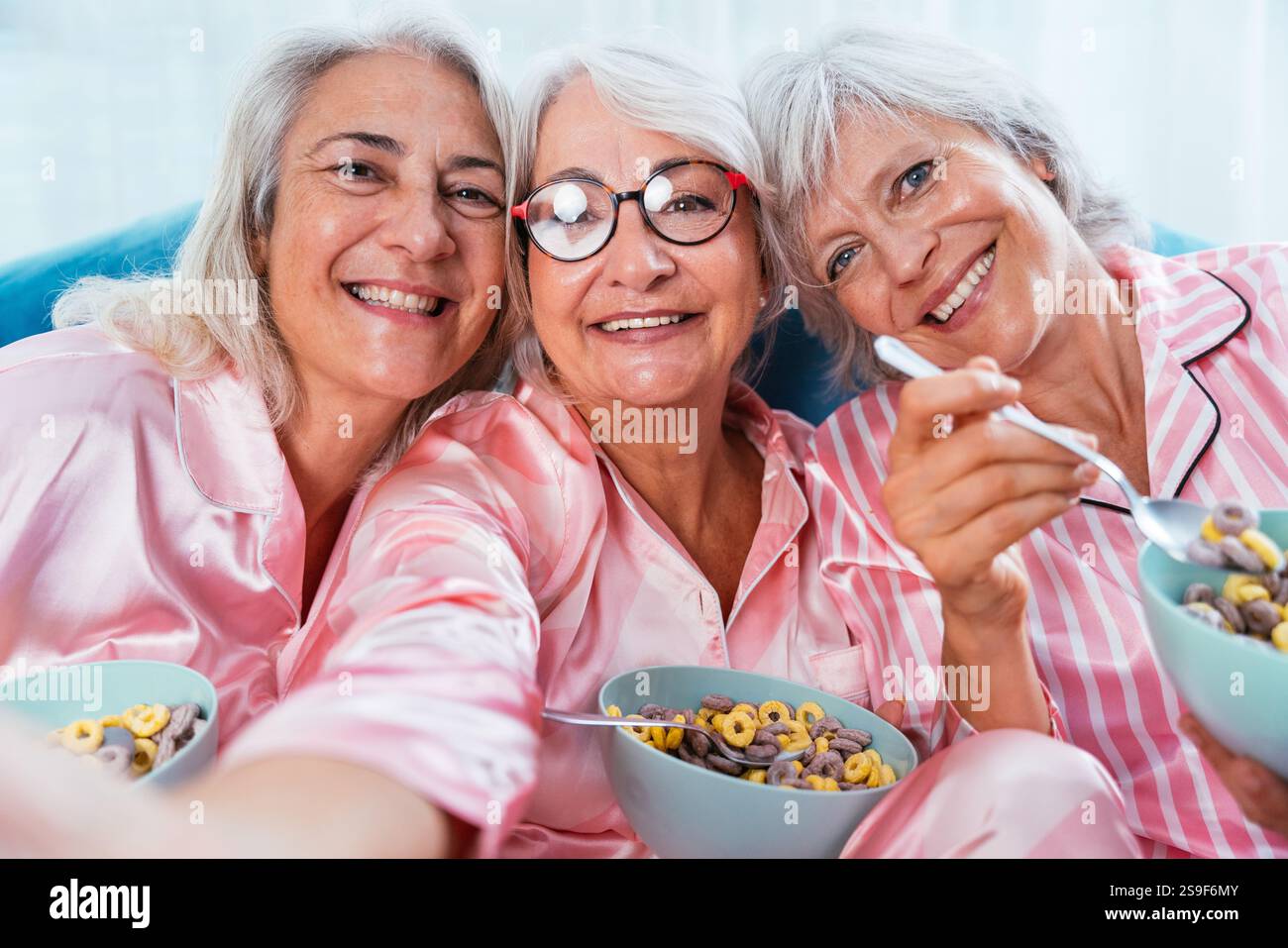 Belles femmes âgées ayant une fête de pyjama drôle à la maison - Groupe d'amies âgées joyeuses s'amusant à la maison, concepts sur les personnes âgées, LIF Banque D'Images