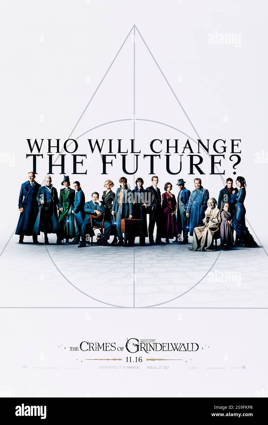 Fantastic Beasts : The crimes of Grindelwald (2018) réalisé par David Yates et mettant en vedette Eddie Redmayne, Johnny Depp et Jude Law. Dans cette suite de Fantastic Beasts et où les trouver, le sorcier sombre Gellert Grindelwald échappe à la garde et commence à rassembler des partisans pour sa cause de suprématie du sorcier sur les êtres non magiques. Photographie d'une affiche originale US Advance de 2018 À USAGE ÉDITORIAL EXCLUSIF. Crédit : BFA / Warner Bros Banque D'Images