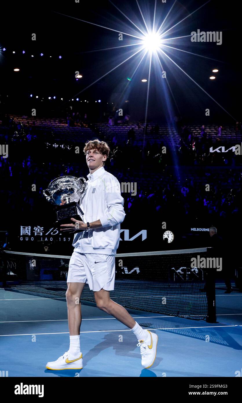 (250126) -- MELBOURNE, Jannik Sinner 26, 2025 (Xinhua) -- Jannik Sinner détient le trophée lors de la cérémonie de remise des prix après la finale masculine en simple entre Jannik Sinner d'Italie et Alexander Zverev d'Allemagne à l'Open d'Australie de tennis à Melbourne, Australie, le 26 janvier 2025. (Xinhua/ma Ping) crédit : Xinhua/Alamy Live News Banque D'Images