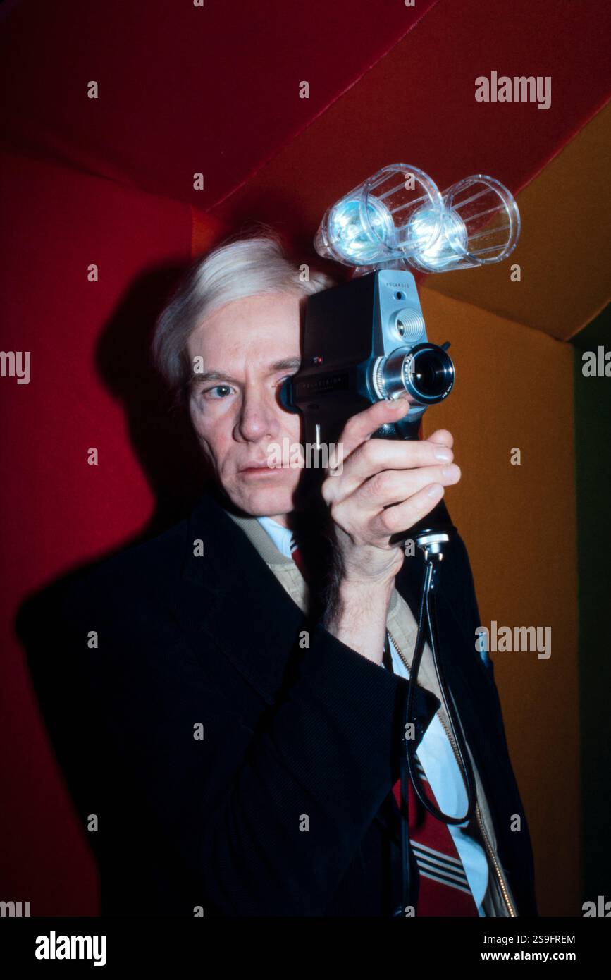 Andy Warhol avec une caméra Polavision, vers 1977. Banque D'Images