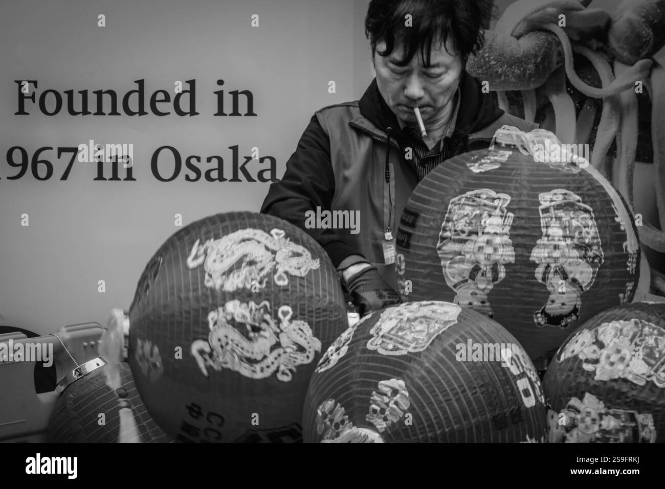 Un ouvrier aime une cigarette alors qu'ils se préparent à accueillir le nouvel an lunaire du serpent dans le quartier chinois de Londres. Banque D'Images