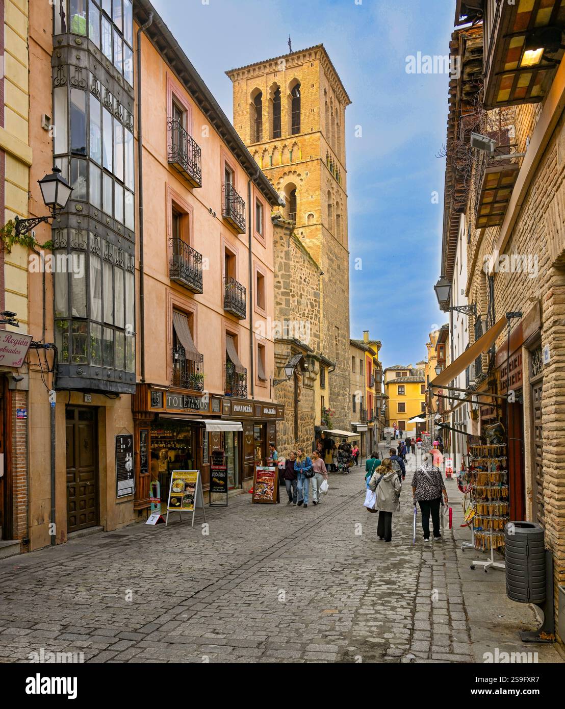 Au cœur de Tolède médiéval, l'Iglesia de Santo Tomé se trouve dans cette rue qui regorge de boutiques et de restaurants. Tolède, Espagne Banque D'Images