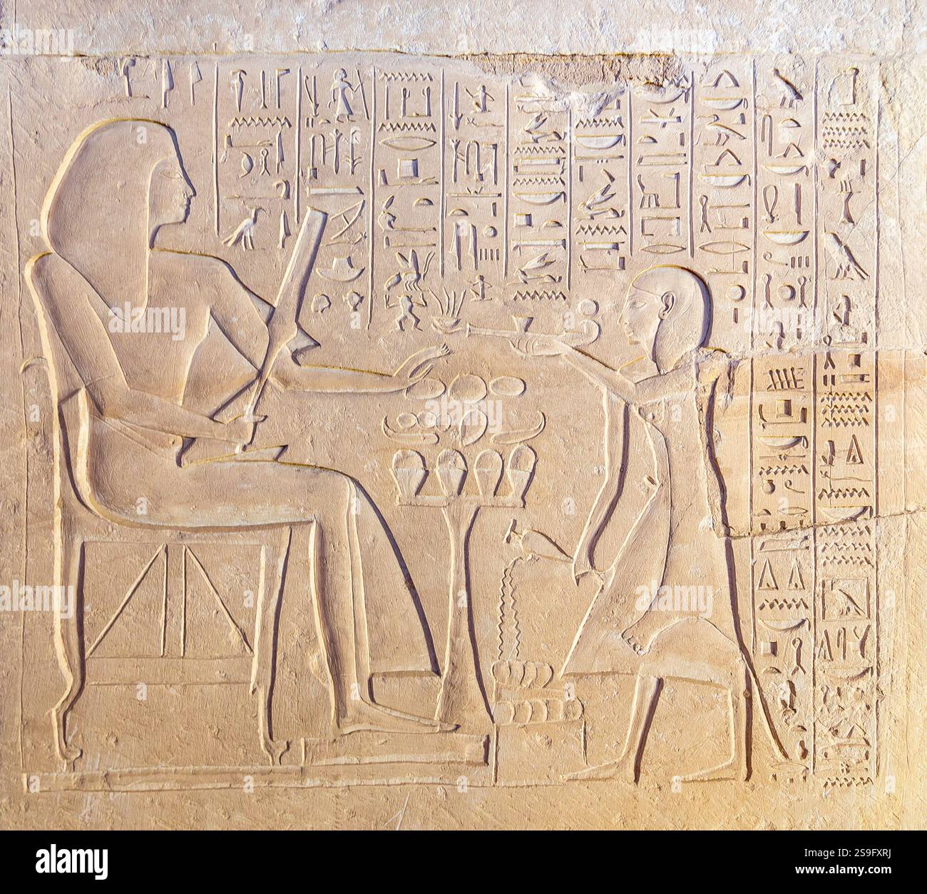 Égypte, Saqqara, tombeau de Meryneith, stèle de Hatiay, initialement dans la cour extérieure et maintenant montré dans le vestibule. Banque D'Images