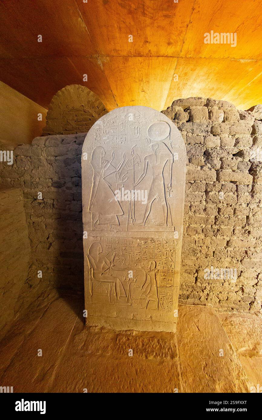 Égypte, Saqqara, tombeau de Meryneith, stèle de Hatiay, initialement dans la cour extérieure et maintenant montré dans le vestibule. Banque D'Images