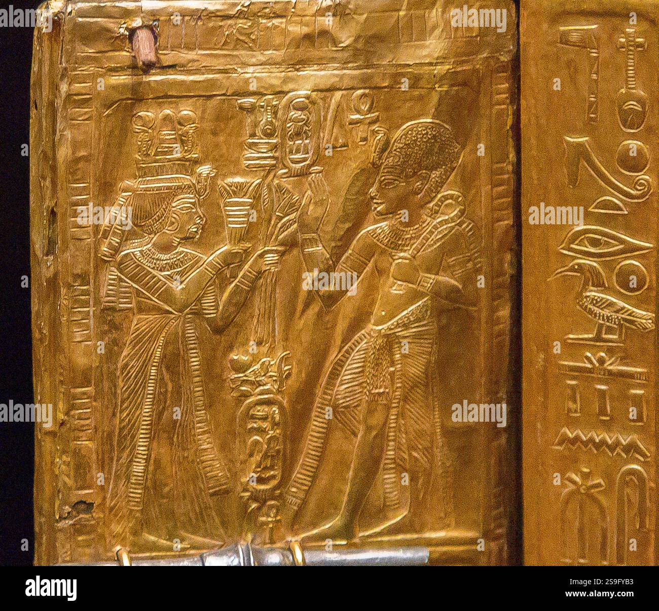 Egypte, trésor du roi Toutankhamon, porte droite du naos doré, registre supérieur. Banque D'Images