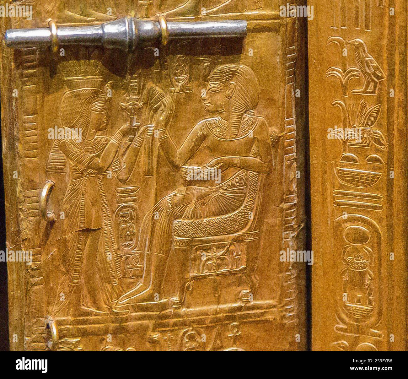Egypte, trésor du roi Toutankhamon, porte droite du naos doré, registre du milieu. Banque D'Images