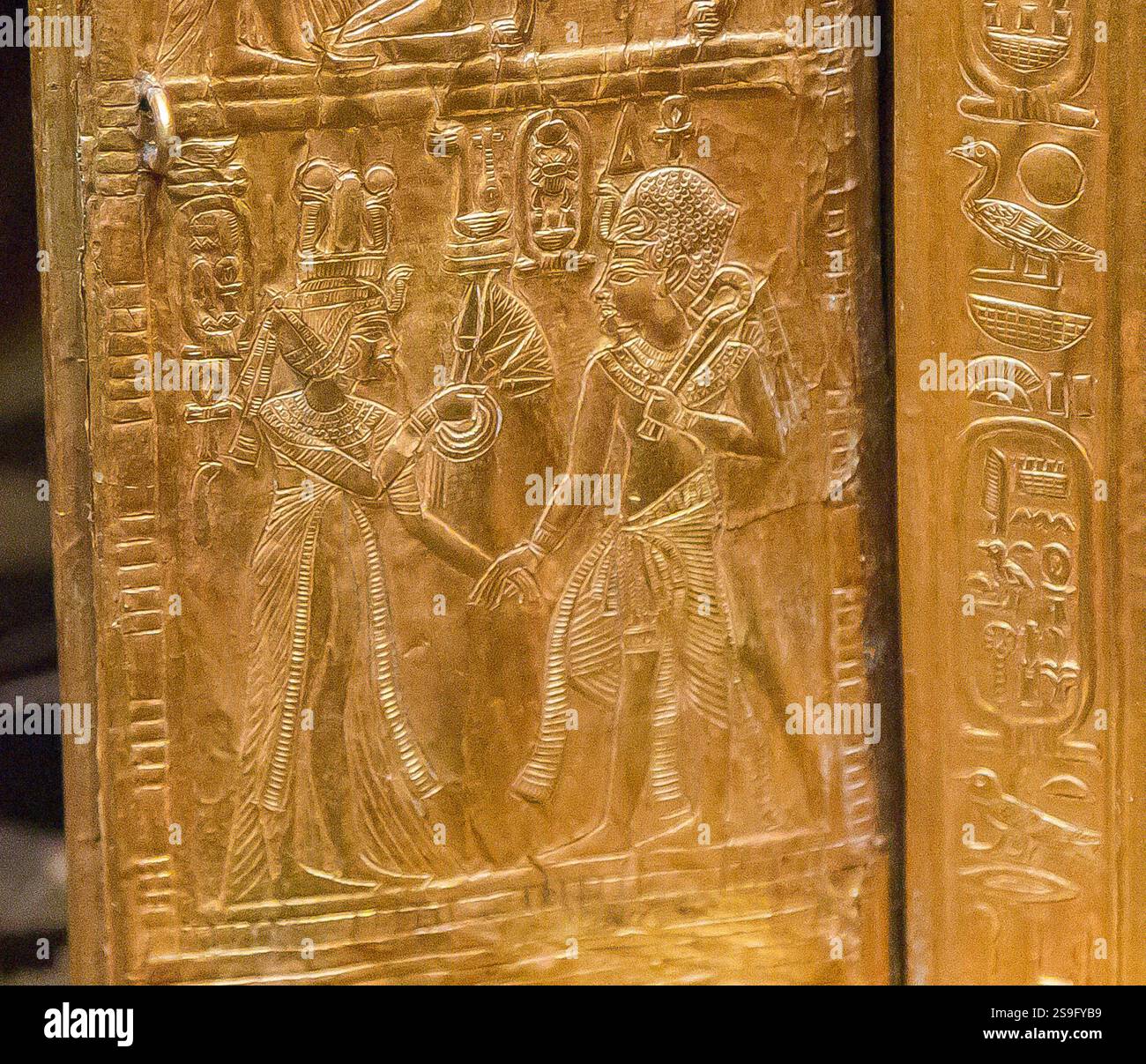 Egypte, trésor du roi Toutankhamon, porte droite du naos doré, registre inférieur. Banque D'Images